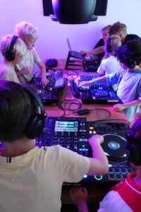 DJ workshop op locatie verzorgd door School of Hits