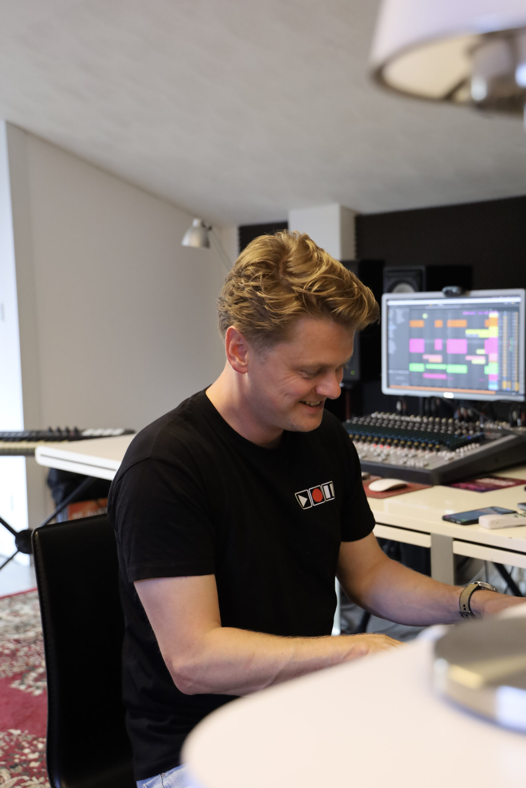 Producer-leerling aan het werk in de studio