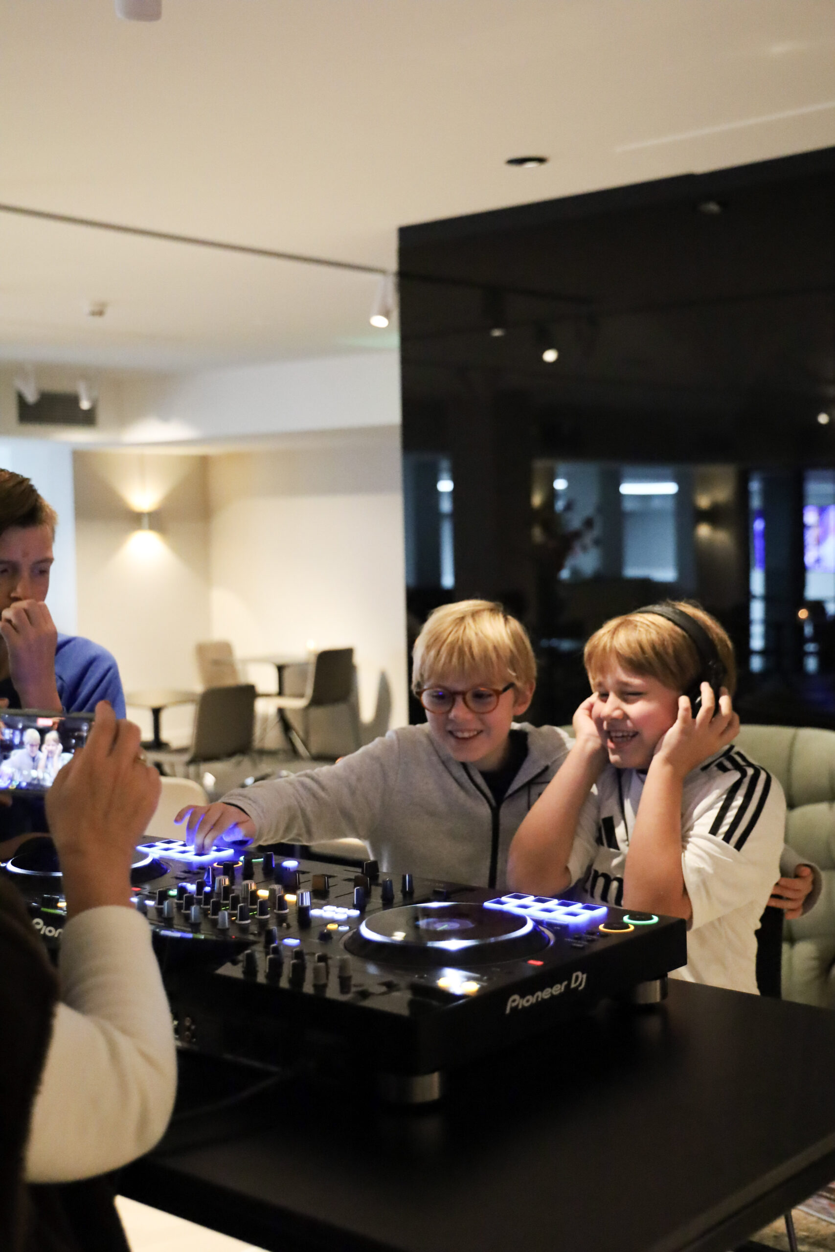 DJ-leerlingen proberen een controller uit tijdens de open dag