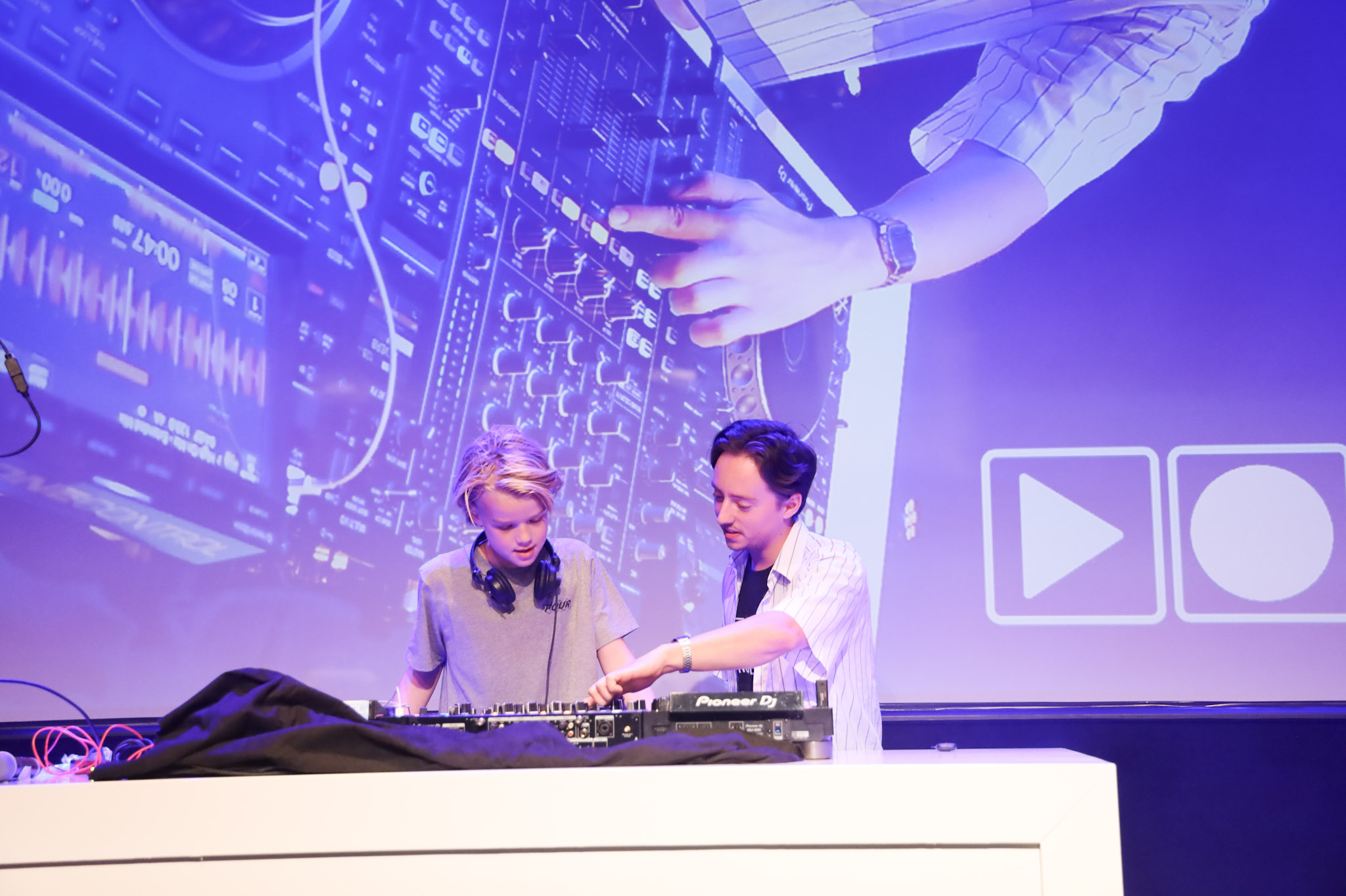 DJ-leerling achter de draaitafels bij School of Hits